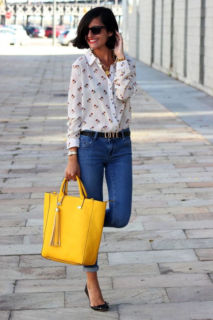Желтая сумка: стили, виды, как и с чем носить - желтая сумка с джинсами и блузкой