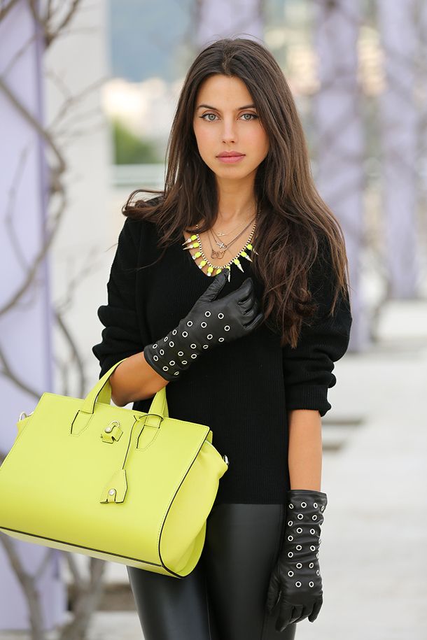 Желтая сумка: стили, виды, как и с чем носить - желтая сумка с черными кожаными штанами, топом и длинными перчатками
