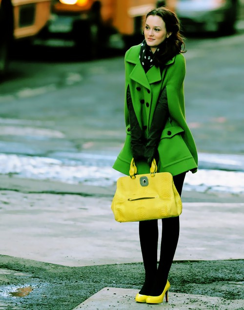 Желтая сумка: стили, виды, как и с чем носить - Желтая сумка с зелёным пальто