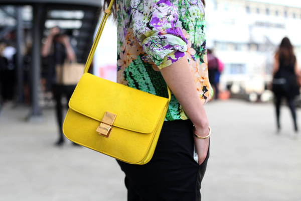 Желтая сумка: стили, виды, как и с чем носить - желтая сумочка с цветочным топом