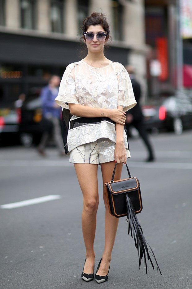 белый топ с шортами , уличная мода Нью-Йорка 2014-2015