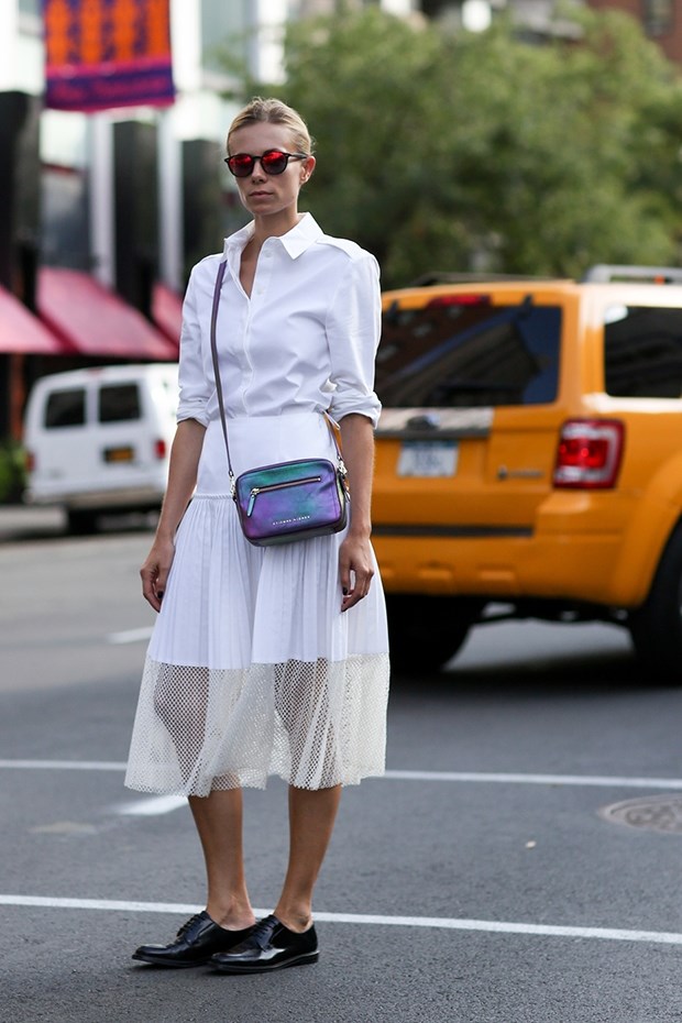 белая рубашка с белой юбкой, уличная мода Нью-Йорка 2014-2015