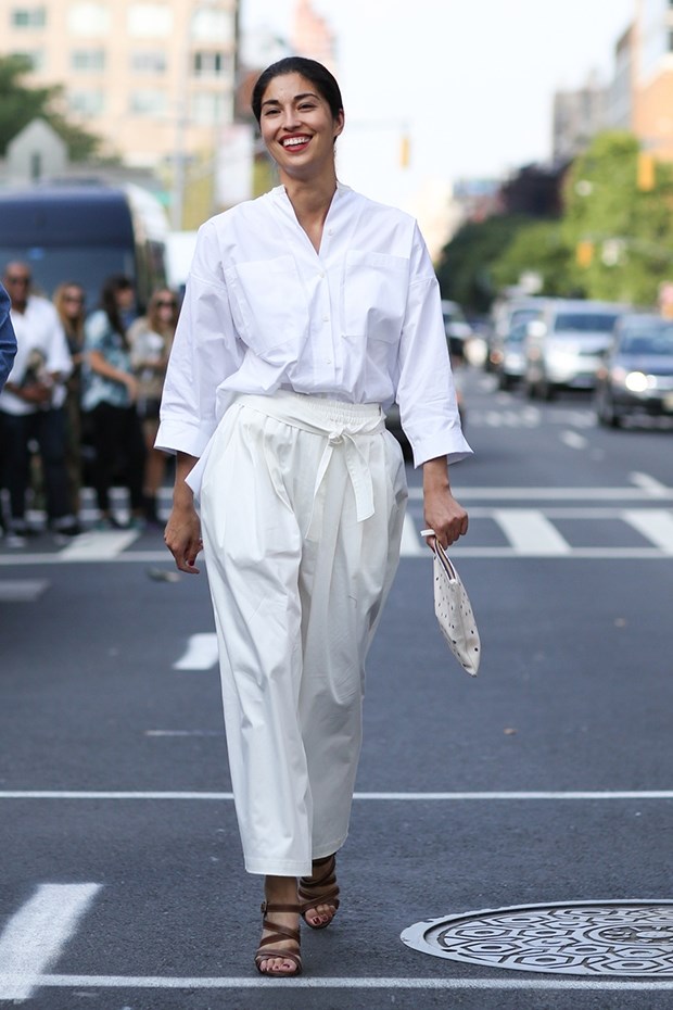 белая рубашка с белыми брюками, уличная мода Нью-Йорка 2014-2015