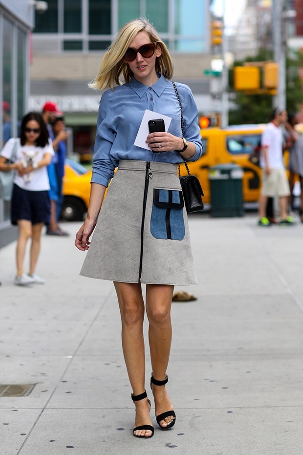 синяя блузка с юбкой колокол, уличная мода Нью-Йорка 2014-2015