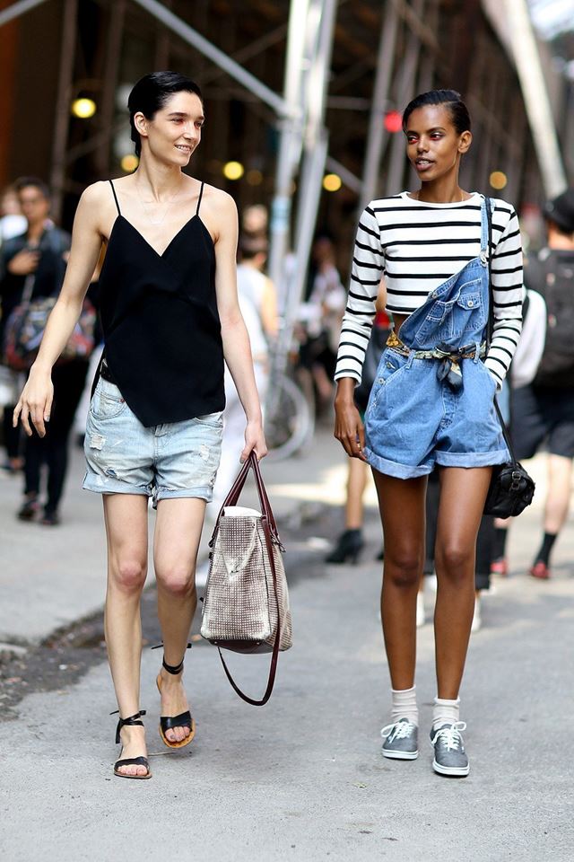 джинсовые шорты и полосатый топ, уличная мода Нью-Йорка 2014-2015 