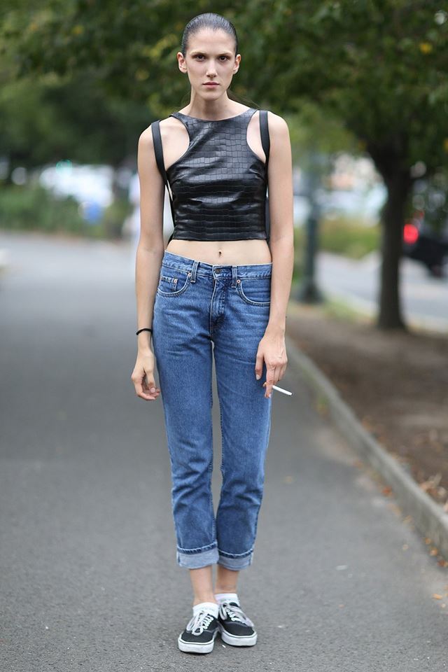 кожаный черный кроп топ и джинсы, уличная мода Нью-Йорка 2014-2015 