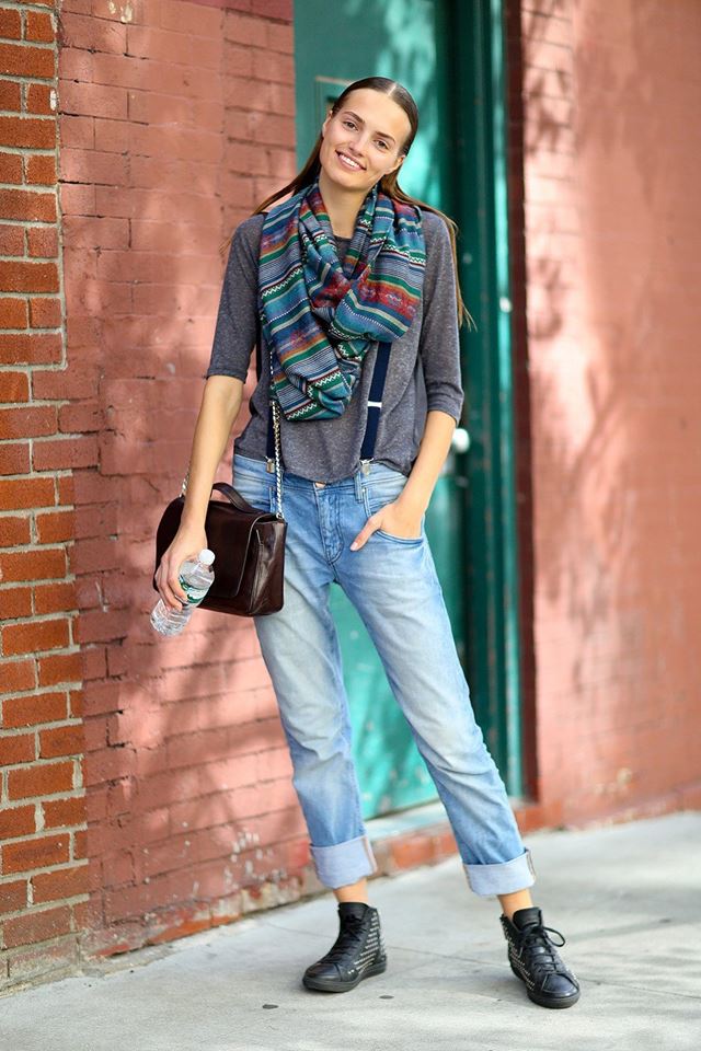 джинсы с подтяжками и серый джемпер, уличная мода Нью-Йорка 2014-2015 