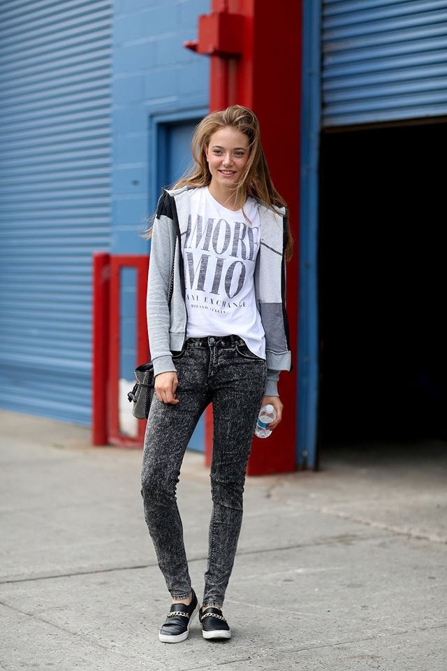 серые джинсы и топ с надписью, уличная мода Нью-Йорка 2014-2015 