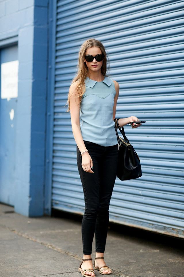 голубой топ с джинсами, уличная мода Нью-Йорка 2014-2015 