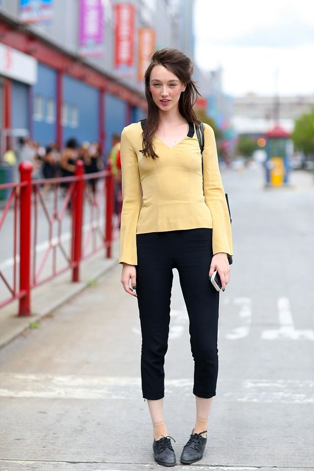 желтый топ с баской и черные леггинсы, уличная мода Нью-Йорка 2014-2015 
