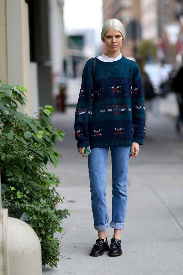 свитер с джинсами, уличная мода Нью-Йорка 2014-2015 