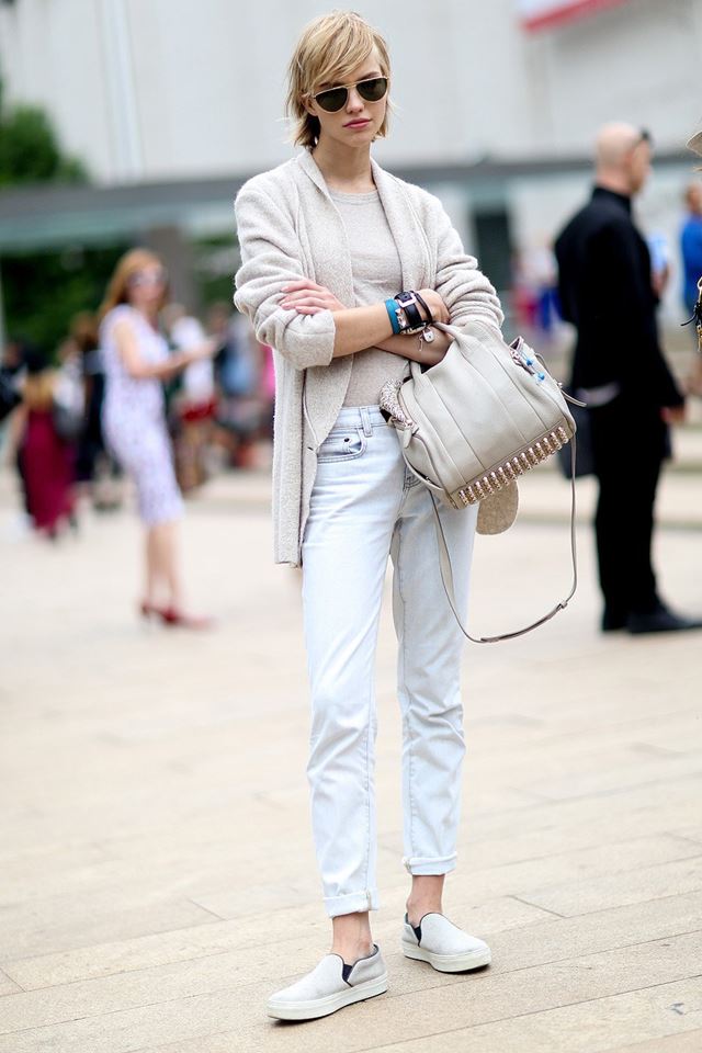 белые джинсы с кардиганом, уличная мода Нью-Йорка 2014-2015 