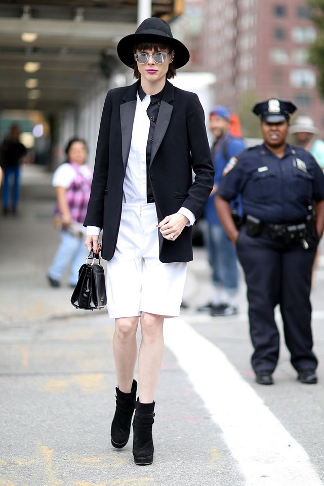 белые бриджи и черный пиджак смокинг, уличная мода Нью-Йорка 2014-2015 