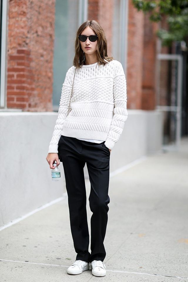 белый трикотажный свитер с черными брюками, уличная мода Нью-Йорка 2014-2015 