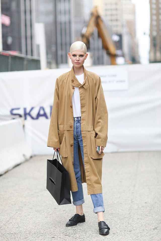 бежевое пальто длинное на пуговицах с джинсами, уличная мода Нью-Йорка 2014-2015 