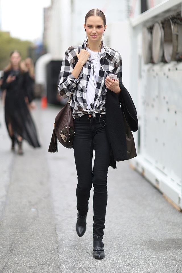 рубашка в черно-белую клетку с джинсами слим, уличная мода Нью-Йорка 2014-2015 