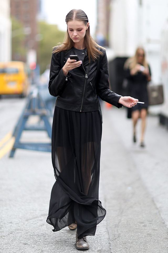 черная косуха с длинной черной прозрачной юбкой, уличная мода Нью-Йорка 2014-2015 