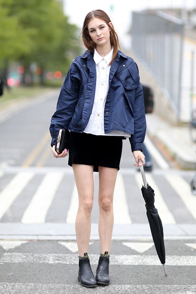 мини юбка с синей курткой, уличная мода Нью-Йорка 2014-2015 