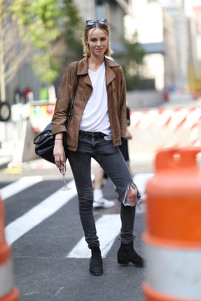 рваные джинсы с кожаной курткой, уличная мода Нью-Йорка 2014-2015 