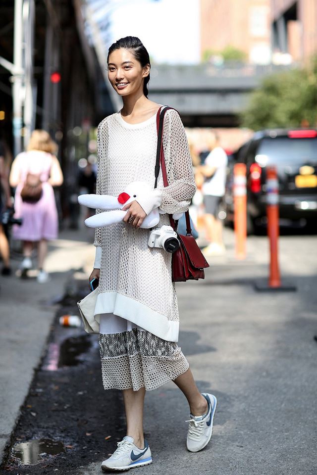 длинный трикотажный свитер и юбка миди, уличная мода Нью-Йорка 2014-2015 