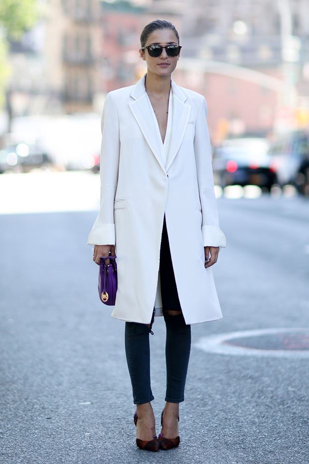 белое пальто с джинсами, уличная мода Нью-Йорка 2014-2015