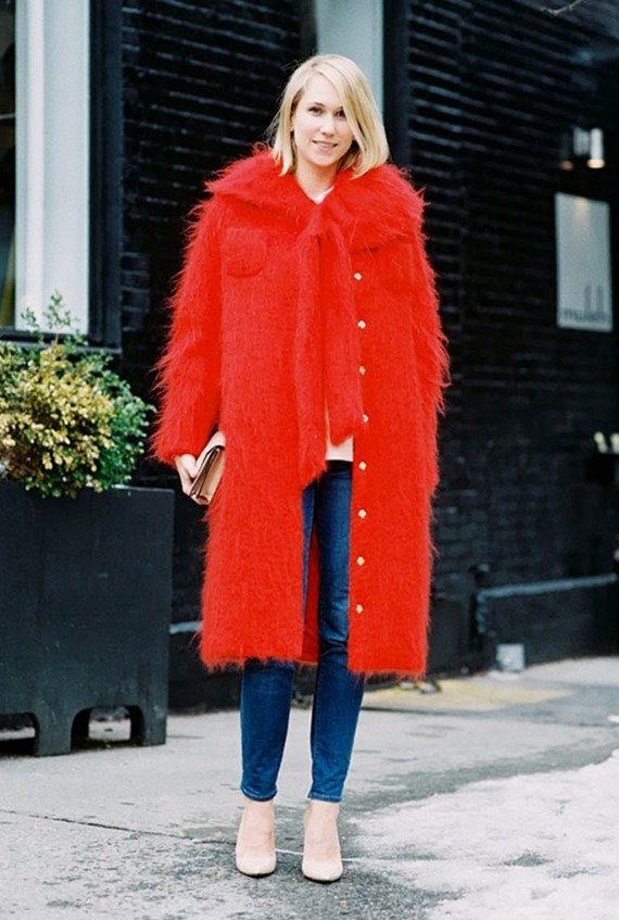 яркое длинное красное пальто на пуговицах