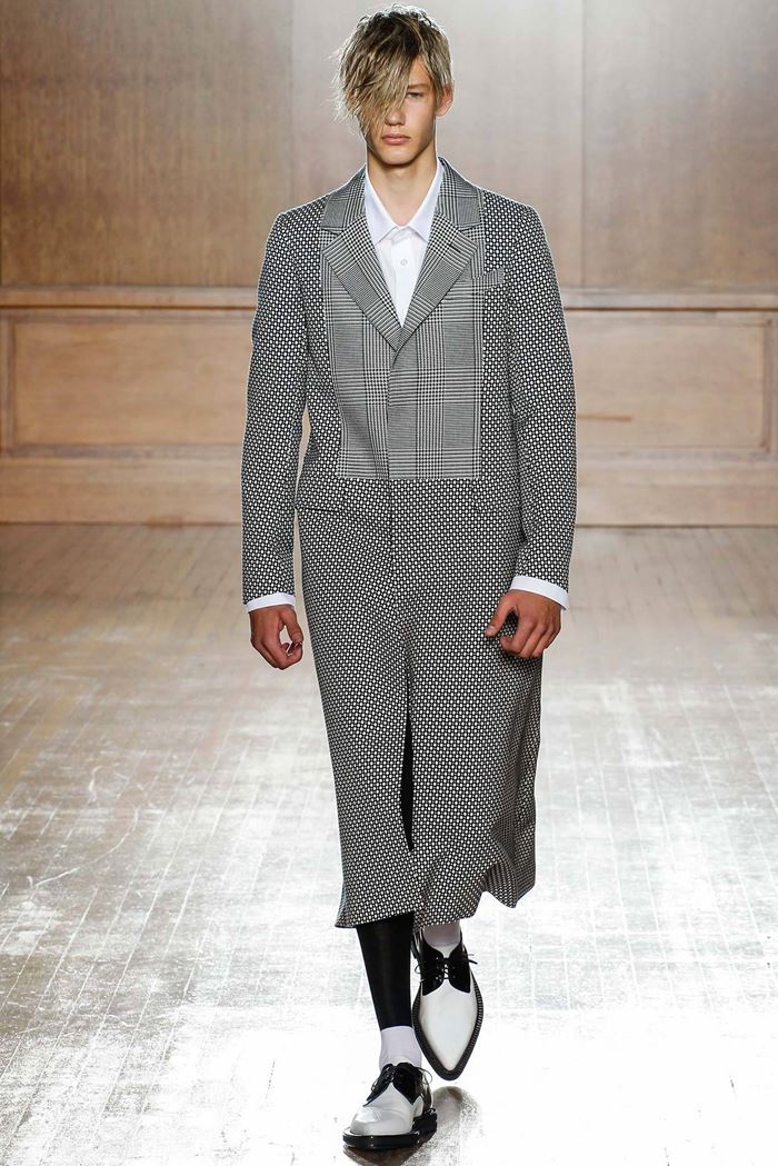 Alexander McQueen длинное клетчатое серое мужское пальто весна-лето 2015