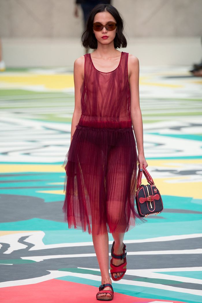 Burberry Prorsum красное тюлевое платье весна-лето 2015