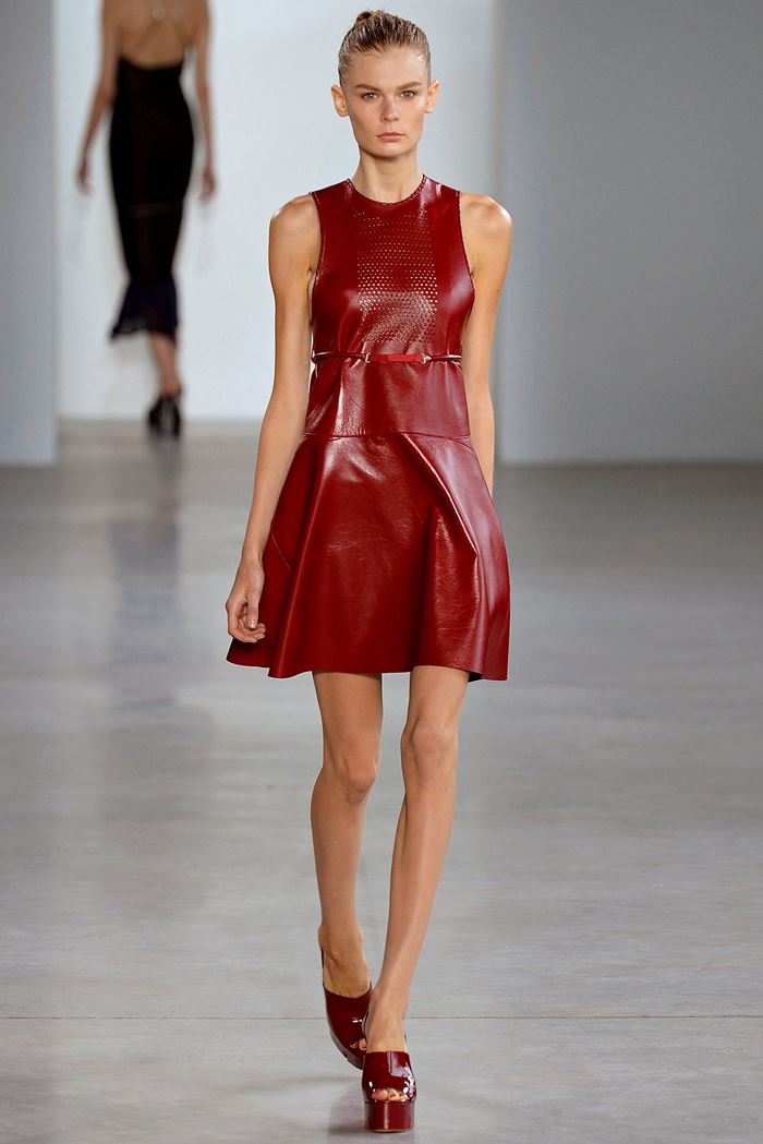 Calvin Klein Collection  красное кожаное платье весна-лето 2015