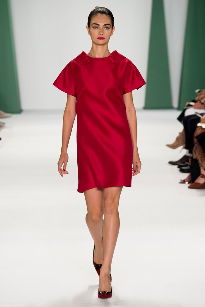 Carolina Herrera короткое красное платье весна-лето 2015