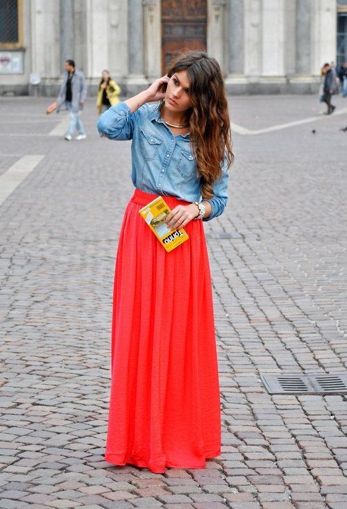 длинная красная юбка, джинсовая рубашка