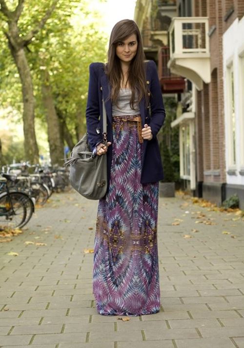 длинная фиолетовая юбка, длинный синий блейзер, большая сумка хаки