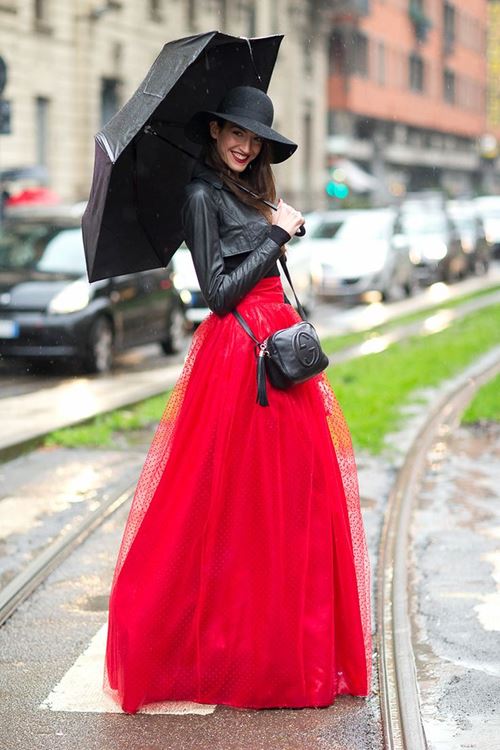 длинная красная юбка, кожаная куртка, шляпа с широкими полями, зонт