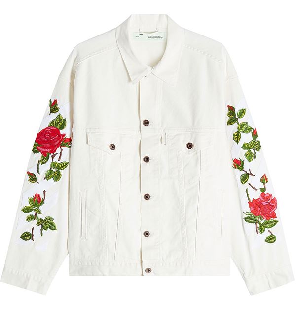 белая джинсовая куртка с цветами на рукавах