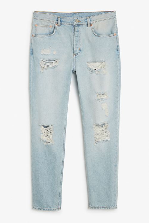 голубые короткие рваные джинсы бойфренды
