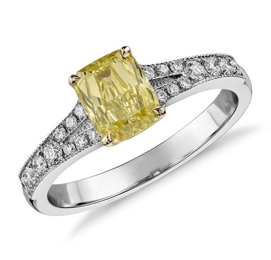 помолвочное кольцо из белого золота с желтым бриллиантом
