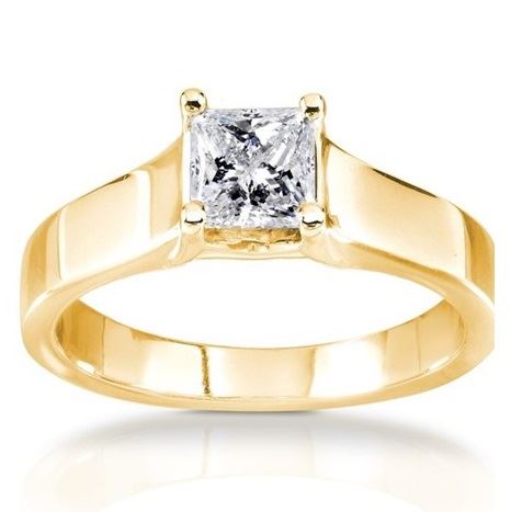 помолвочное кольцо из желтого золота с крупным бриллиантом