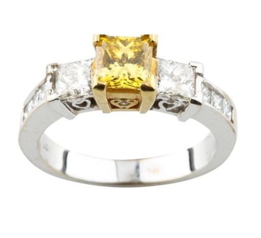 помолвочное кольцо из белого золота с желтым бриллиантом