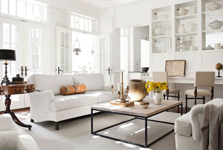 Белый диван в интерьере: белая гостиная с деревянными аксессуарами и двухместным мягким диваном