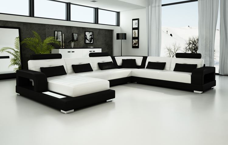 Белый диван в интерьере: большой угловой черно-белый диван в серо-белой гостиной 