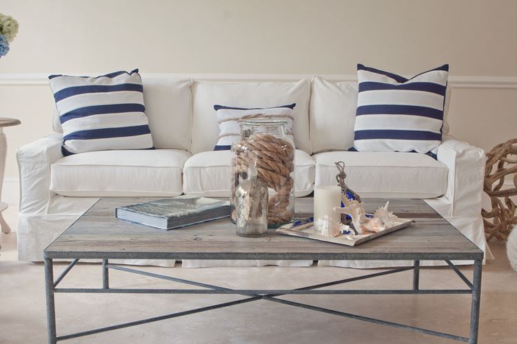 Бежевый диван в интерьере: светлая гостиная в морском стиле с диваном и полосатыми подушками