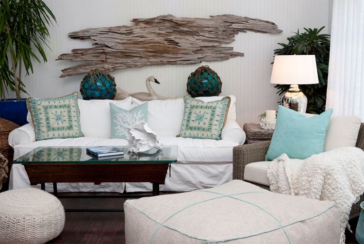Бежевый диван в интерьере: гостиная бирюзовыми акцентами в экологичном стиле
