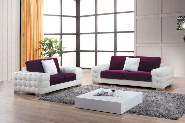 Бежевый диван в интерьере: гостиная с бело-фиолетовым диваном, бежевыми стенами и деревянным полом