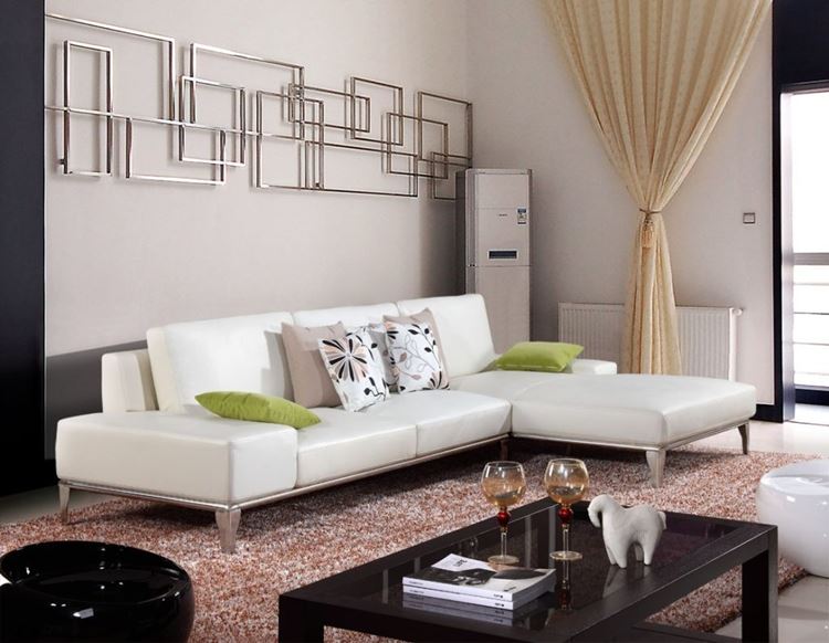 Бежевый диван в интерьере: гостиная с бежевыми стенами, коралловым пушистым ковром и черным столиком