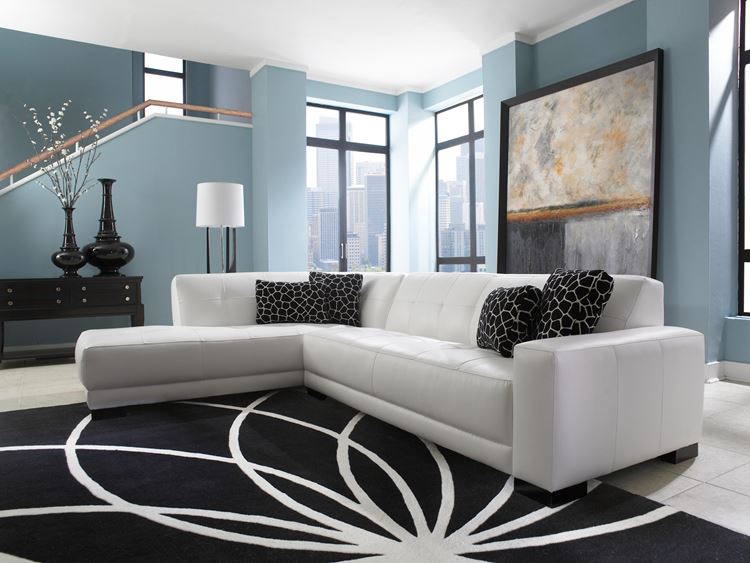 Белый диван в интерьере: мягкий кожаный белый диван с черными подушками в гостиной с серо-голубыми стенами