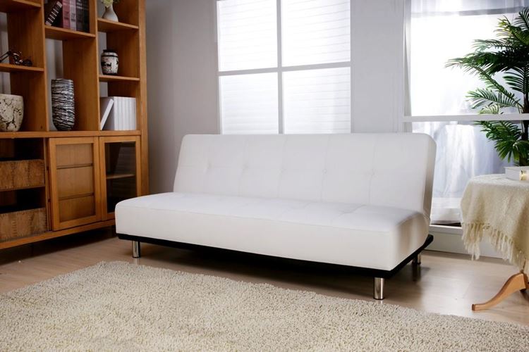 Белый диван в интерьере: гостиная в натуральных светлых тонах с деревянным шкафом и светлым ковром