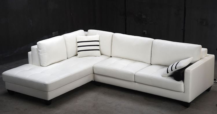 Белый диван в интерьере: угловой кожаный с полосатыми подушками