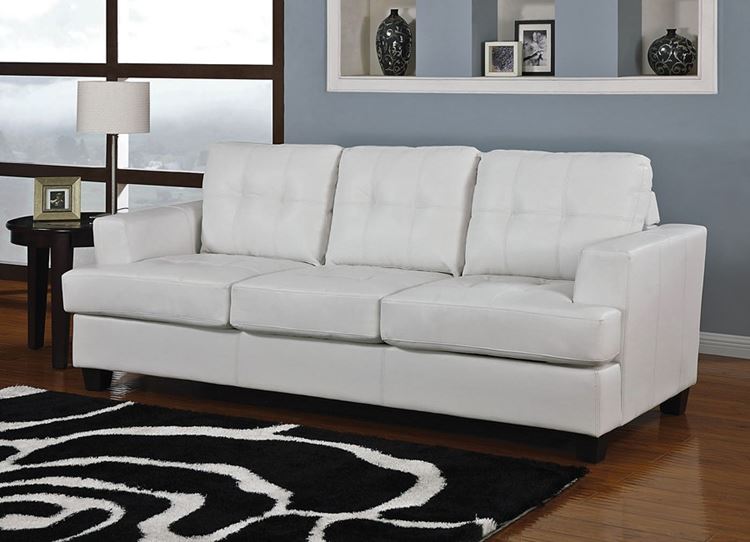 Белый диван в интерьере: трёхместный из экокожи в гостиной с чёрно-белым ковром и серыми стенами