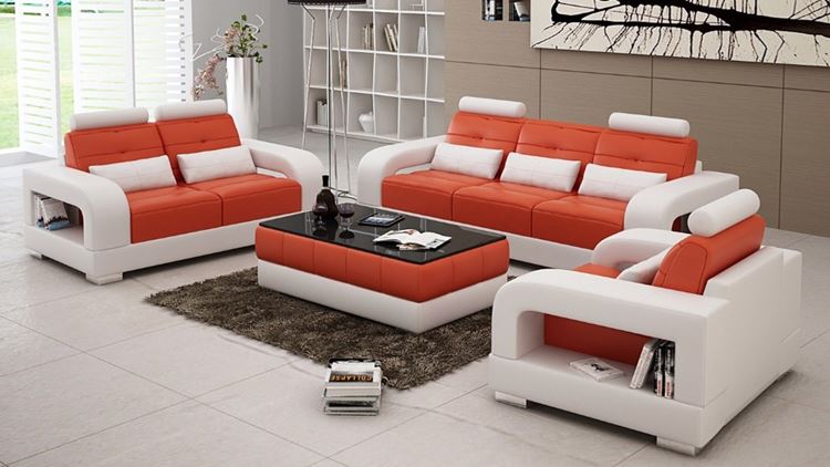 Белый диван в интерьере: бело-оранжевая мягкая мебель из эко-кожи в светло-бежевой гостиной