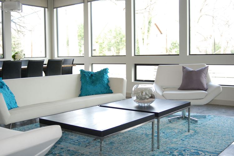 Белый диван в интерьере: гладкий дизайн с бирюзовыми подушками и ковром